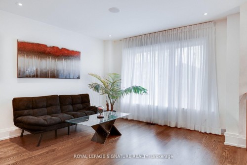 119B Hillside Avenue, Toronto, ON - Indoor Photo Showing Living Room