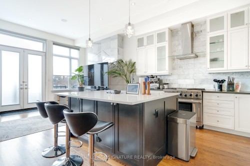 119B Hillside Avenue, Toronto, ON - Indoor Photo Showing Kitchen With Upgraded Kitchen