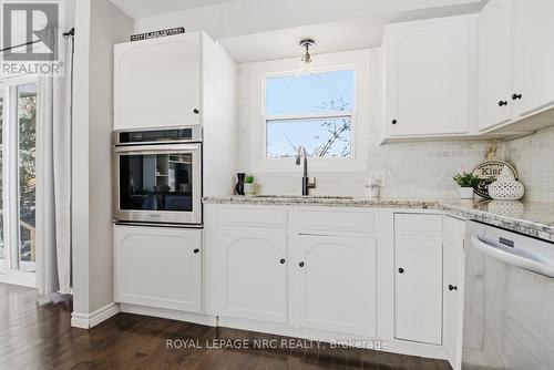 29 Beachview Drive, St. Catharines (Lakeshore), ON - Indoor Photo Showing Kitchen With Upgraded Kitchen
