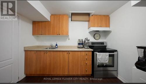 32 Payton Court, Brampton, ON - Indoor Photo Showing Kitchen