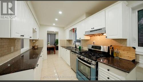 32 Payton Court, Brampton, ON - Indoor Photo Showing Kitchen With Upgraded Kitchen