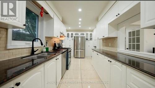 32 Payton Court, Brampton, ON - Indoor Photo Showing Kitchen With Double Sink With Upgraded Kitchen