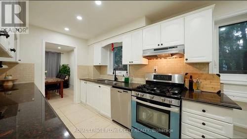 32 Payton Court, Brampton, ON - Indoor Photo Showing Kitchen With Upgraded Kitchen