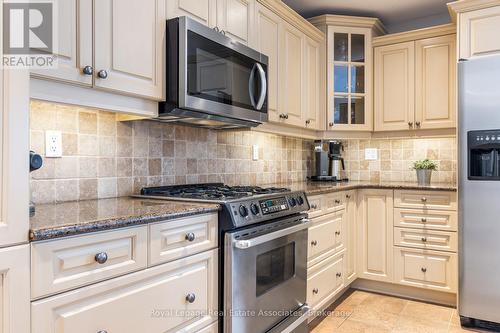 4384 Treetop Court, Mississauga, ON - Indoor Photo Showing Kitchen With Upgraded Kitchen