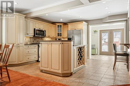 4384 Treetop Court, Mississauga, ON - Indoor Photo Showing Kitchen