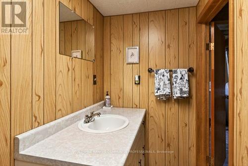 22 Mill Street, Hamilton, ON - Indoor Photo Showing Bathroom