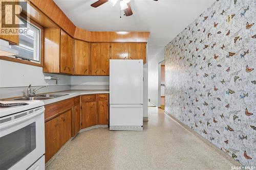 2269 Reynolds Street, Regina, SK - Indoor Photo Showing Kitchen With Double Sink