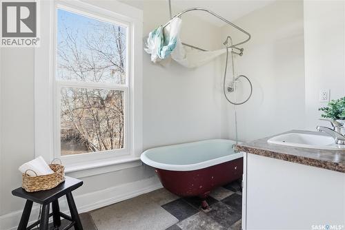 320 D Avenue S, Saskatoon, SK - Indoor Photo Showing Bathroom