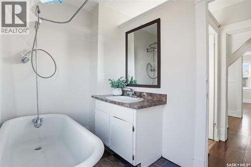 320 D Avenue S, Saskatoon, SK - Indoor Photo Showing Bathroom