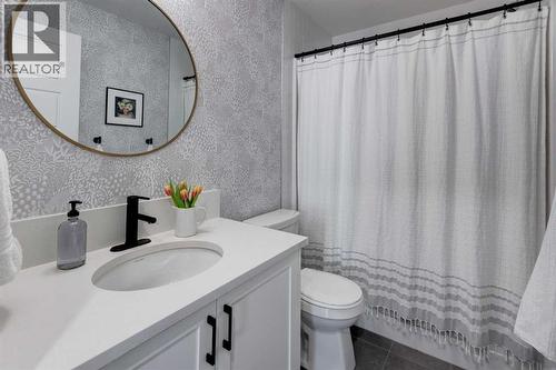 405 Cranbrook Walk Se, Calgary, AB - Indoor Photo Showing Bathroom