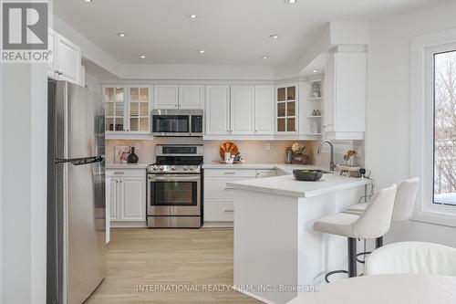 3286 Thorncrest Drive, Mississauga, ON - Indoor Photo Showing Kitchen