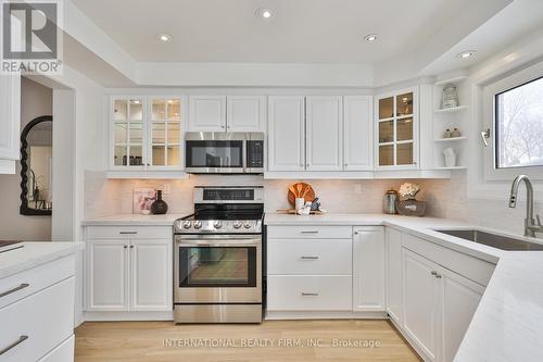 3286 Thorncrest Drive, Mississauga, ON - Indoor Photo Showing Kitchen With Upgraded Kitchen