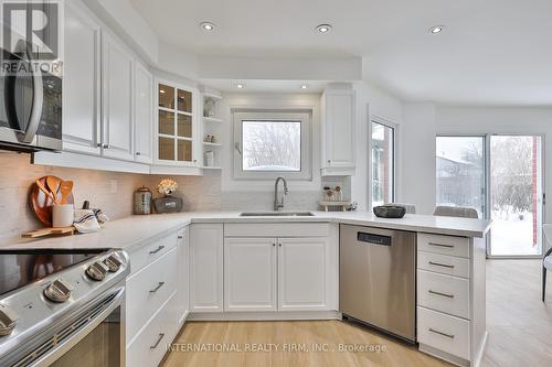 3286 Thorncrest Drive, Mississauga, ON - Indoor Photo Showing Kitchen