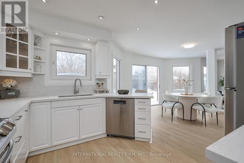 3286 Thorncrest Drive, Mississauga, ON - Indoor Photo Showing Kitchen With Upgraded Kitchen