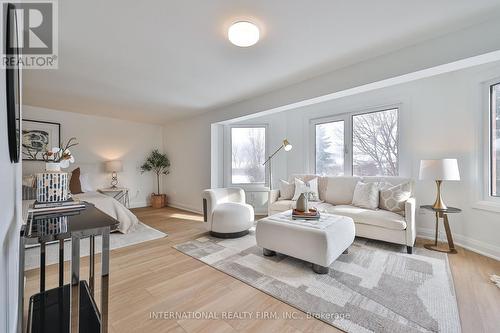 3286 Thorncrest Drive, Mississauga, ON - Indoor Photo Showing Living Room