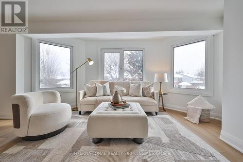 3286 Thorncrest Drive, Mississauga, ON - Indoor Photo Showing Living Room