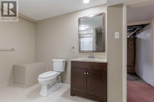 315 Dieppe Boulevard S, Lethbridge, AB - Indoor Photo Showing Bathroom