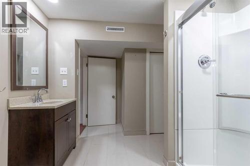 315 Dieppe Boulevard S, Lethbridge, AB - Indoor Photo Showing Bathroom