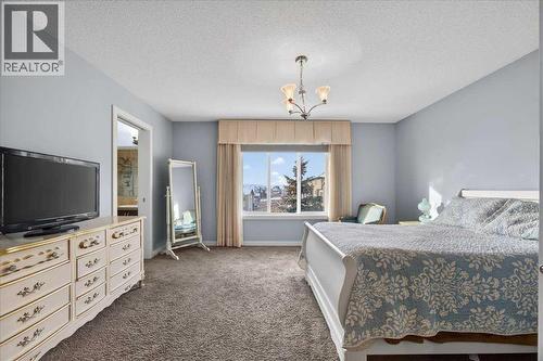 28 Evansview Manor Nw, Calgary, AB - Indoor Photo Showing Bedroom
