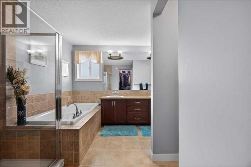 28 Evansview Manor Nw, Calgary, AB - Indoor Photo Showing Bathroom