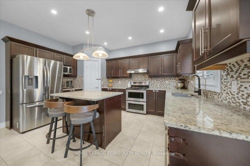 131 Maple Bush Drive, Cambridge, ON - Indoor Photo Showing Kitchen With Upgraded Kitchen