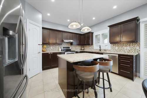 131 Maple Bush Drive, Cambridge, ON - Indoor Photo Showing Kitchen With Upgraded Kitchen