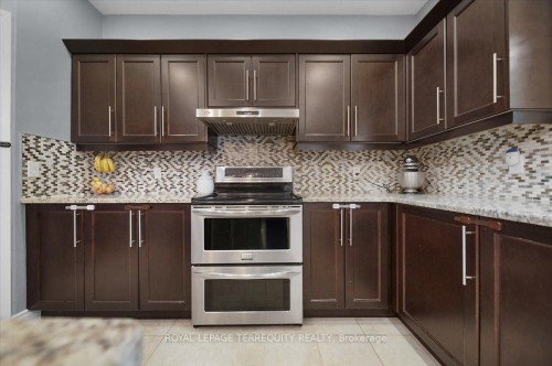 131 Maple Bush Drive, Cambridge, ON - Indoor Photo Showing Kitchen With Upgraded Kitchen