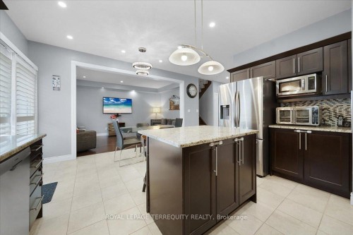 131 Maple Bush Drive, Cambridge, ON - Indoor Photo Showing Kitchen With Upgraded Kitchen