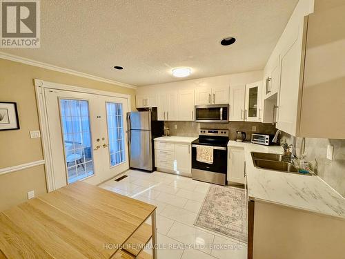 515 Louis Drive, Mississauga, ON - Indoor Photo Showing Kitchen With Double Sink