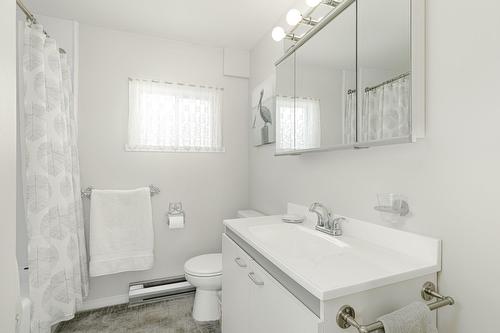 Bathroom - 180 Rue Labonté, Rosemère, QC - Indoor Photo Showing Bathroom