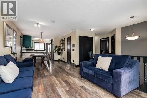 140 Stonegate Close Nw, Airdrie, AB - Indoor Photo Showing Living Room