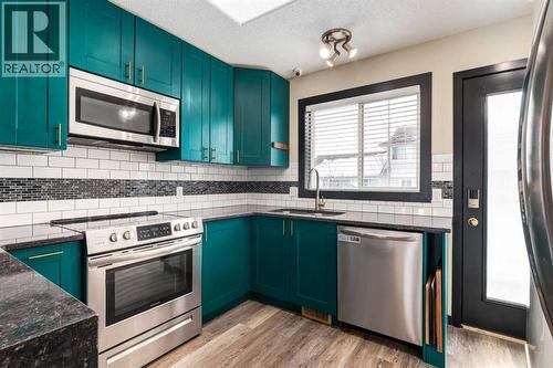 140 Stonegate Close Nw, Airdrie, AB - Indoor Photo Showing Kitchen With Stainless Steel Kitchen