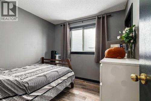 140 Stonegate Close Nw, Airdrie, AB - Indoor Photo Showing Bedroom