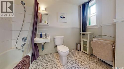 212 2305 Victoria Avenue, Regina, SK - Indoor Photo Showing Bathroom