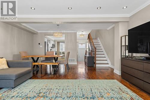 5 - 211 Woodbridge Avenue, Vaughan, ON - Indoor Photo Showing Living Room