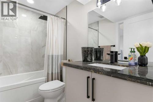 9936 Maplecreek Drive Se, Calgary, AB - Indoor Photo Showing Bathroom