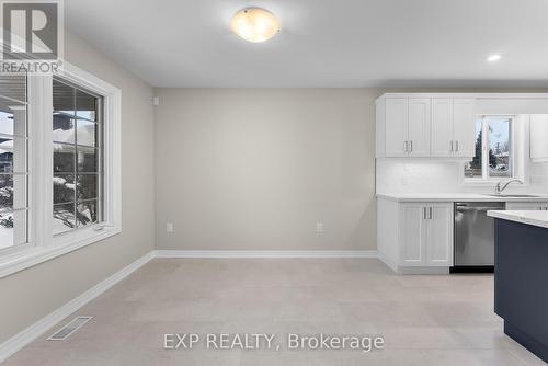 8329 Atack Court, Niagara Falls (Ascot), ON - Indoor Photo Showing Kitchen