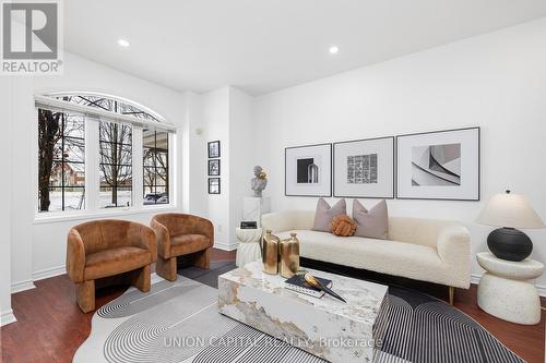 29 Queen'S Plate Drive, Markham, ON - Indoor Photo Showing Living Room