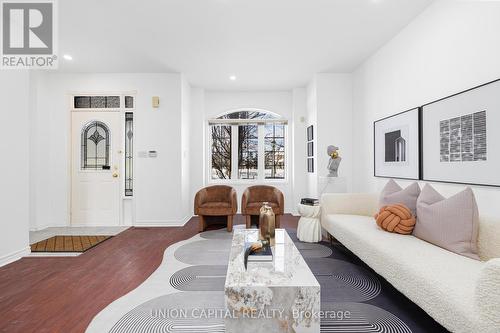 29 Queen'S Plate Drive, Markham, ON - Indoor Photo Showing Living Room