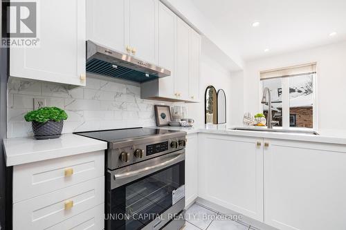 29 Queen'S Plate Drive, Markham, ON - Indoor Photo Showing Kitchen With Upgraded Kitchen