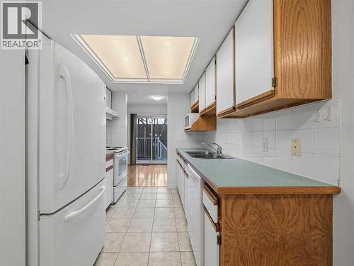 626 Hawkstone Manor Nw, Calgary, AB - Indoor Photo Showing Kitchen With Double Sink