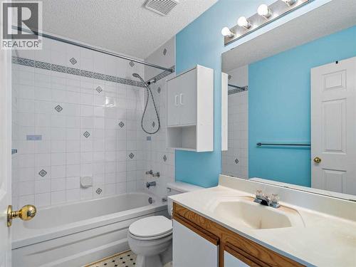 Upstairs Main Bathroom - 626 Hawkstone Manor Nw, Calgary, AB - Indoor Photo Showing Bathroom