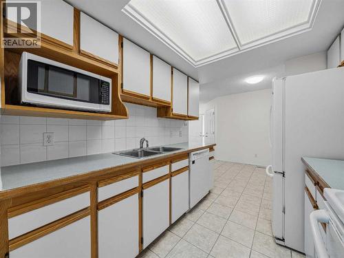 626 Hawkstone Manor Nw, Calgary, AB - Indoor Photo Showing Kitchen With Double Sink