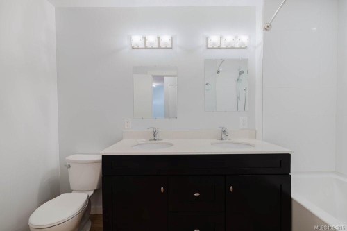 841 Old Esquimalt Rd, Esquimalt, BC - Indoor Photo Showing Bathroom