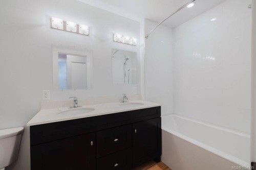 841 Old Esquimalt Rd, Esquimalt, BC - Indoor Photo Showing Bathroom