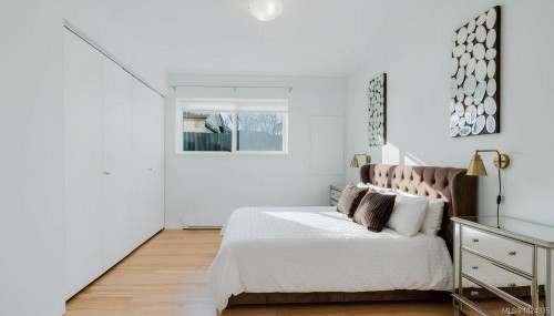 841 Old Esquimalt Rd, Esquimalt, BC - Indoor Photo Showing Bedroom