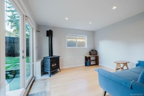 841 Old Esquimalt Rd, Esquimalt, BC - Indoor Photo Showing Living Room