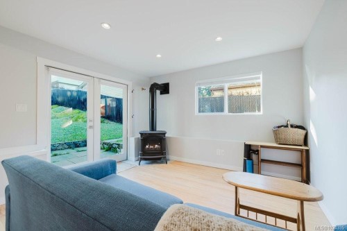 841 Old Esquimalt Rd, Esquimalt, BC - Indoor Photo Showing Living Room With Fireplace