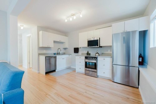 841 Old Esquimalt Rd, Esquimalt, BC - Indoor Photo Showing Kitchen