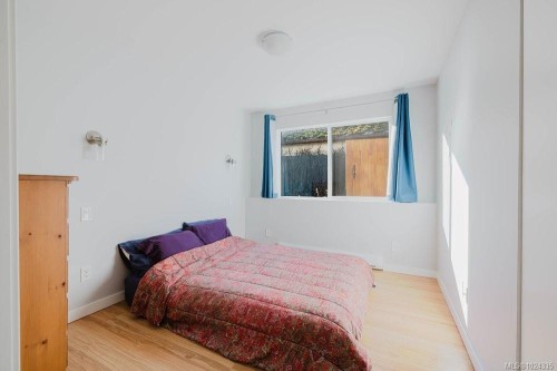 841 Old Esquimalt Rd, Esquimalt, BC - Indoor Photo Showing Bedroom